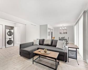 Tranquil 2BR/2BA Getaway for the Family - Rochester Hills - Living room
