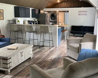 Private 42-Acre Lakefront Retreat w/ Dock, Kayaks, Creek & Trails - Roach - Sala de estar