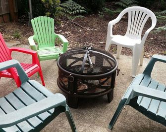 Spacious Comfortable Contemporary Beach Home - Oceanside - Patio