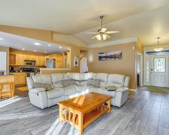Pet-Friendly Home with Patio and Grill in Pueblo West - Pueblo West - Living room