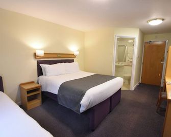 The Mount by Greene King Inns - Wigan - Bedroom