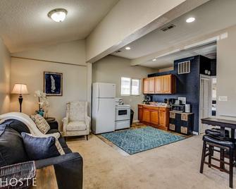 1BR Downtown Townhome King Bed, 5 Min to Shops - Colorado Springs - Cocina