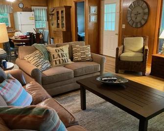 Wonderful family cottage with beautiful, huge, white sand Lake Michigan beach - Silver Lake - Sala de estar
