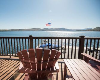 Breathtaking Mountain Views Surround New Lakefront Condo - Hague - Balcón