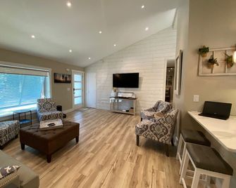 Heated Pool, Outdoor Kitchen,3 blocks from the beach. - Folly Beach - Soggiorno