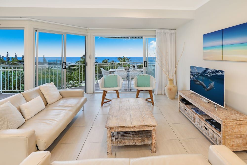 Andari Holiday Apartments - Noosa Heads - Living room