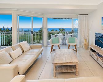 Andari Holiday Apartments - Noosa Heads - Living room