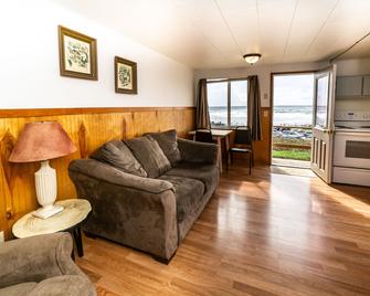 Oceanside Ocean Front Cabins - Oceanside - Living room