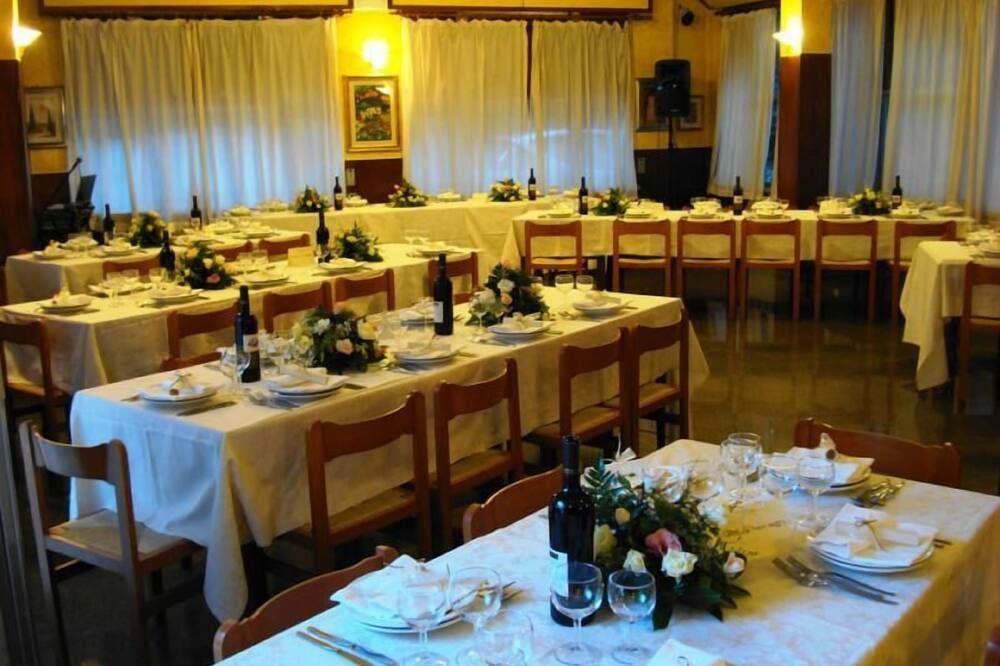 هوتل باراديسو - سبوليتو - مطعم