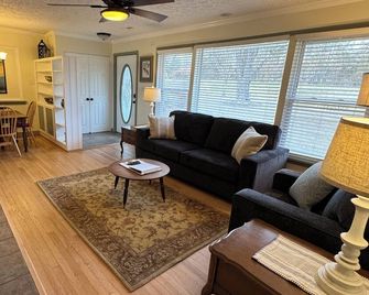 Charming 2-bedroom home close to town & only minutes to hiking, & waterfalls - Pisgah Forest - Living room