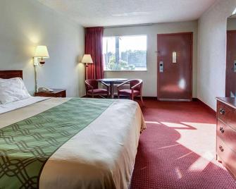 Econo Lodge Inn & Suites - Forest - Bedroom