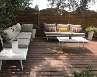 Pretty dependent room in house with garden - Allauch - Patio