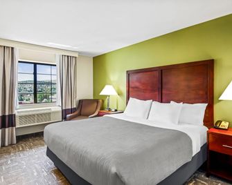 Quality Inn & Suites Vail Valley - איגל - חדר שינה