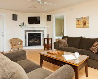 Belfast Beach House With 3 Bedrm, 2 Bath And Spectacular Ocean Views - Belfast - Living room