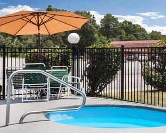 Days Inn by Wyndham Caddo Valley Arkadelphia - Arkadelphia - Pool