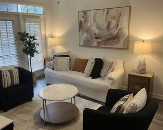 Fabulous 3 bedroom/2 bath with attached Garage - Alpharetta - Living room