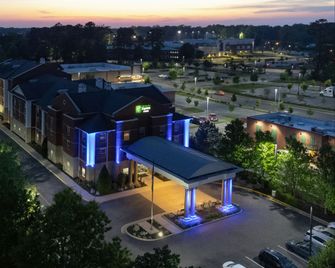 Holiday Inn Express & Suites Williamsburg By IHG - Williamsburg - Building