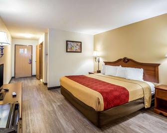 Econo Lodge Inn & Suites - Fairview Heights - Bedroom