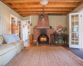 Cozy Cottage Rental with Lake Views near Okemo State Forest, Vermont - Plymouth - Living room