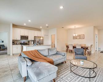 Dog-Friendly Home with Screened Porch in Cape Coral! - Matlacha - Living room