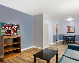 HomeTowne Studios by Red Roof Huntsville - Madison - Madison - Schlafzimmer