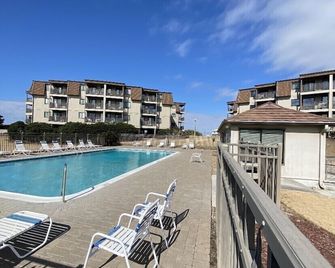 Atlantic Beach Condo within walking distance to the beach - Atlantic Beach - Pool