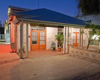 Fremantle Boutique Accommodation - Maand Up - Fremantle - Building