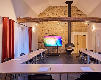 Maison d'Hôtes Les Herbes Folles - Mauregard - Sala de reuniones
