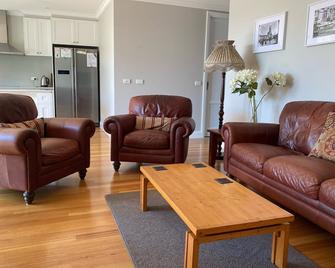 Ballarat's Best Location - Cardigan House - By the Lake - Ballarat - Living room