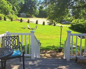 A cozy sunny studio to forget your worries and make memories with loved ones. - Rochester - Binnenhof