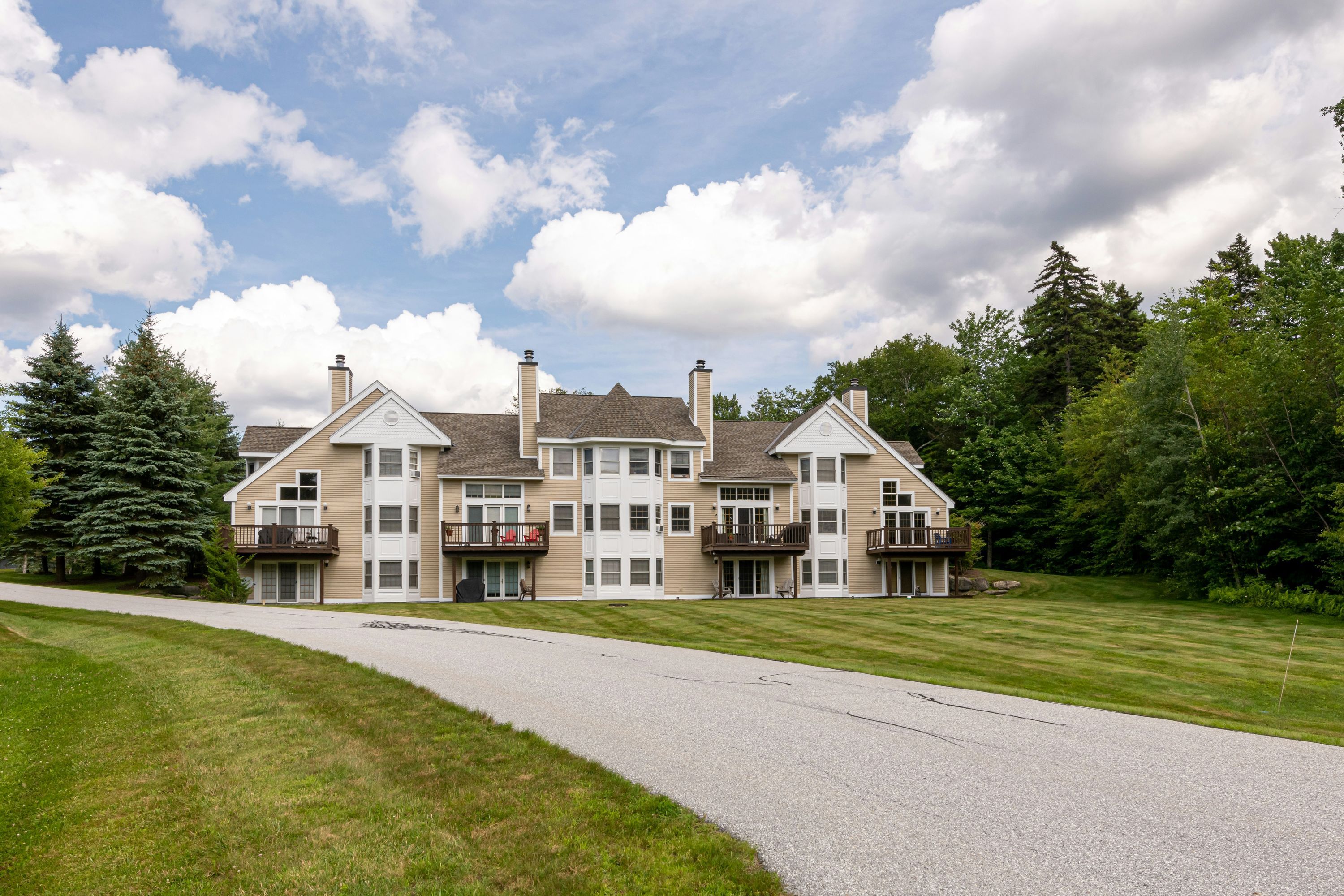 Mount Snow Lodging - Dover - Building