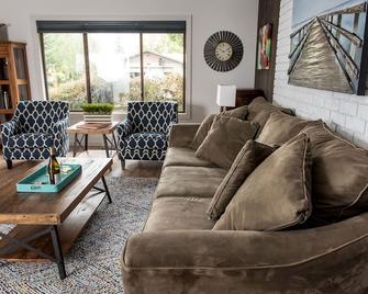2 master suites, quick walk to Main Street, quiet & peaceful. Owner managed. - Carlton - Living room
