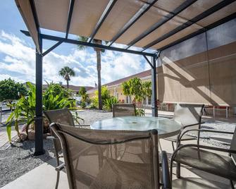 Island Sun Inn & Suites - Venice, Florida Historic Downtown & Beach Getaway - Venice - Innenhof