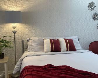 4 Bedrooms, Pizza Oven, Hot Tub, Lake View, & More! - Waterford - Bedroom