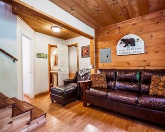 Creek & Garden Cottage | 2br 2ba | Cedar Sauna | Hot Tub | Trout Fishing - Cleveland - Living room