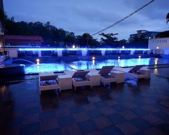 Front One Resort Yogyakarta - Yogyakarta - Pool