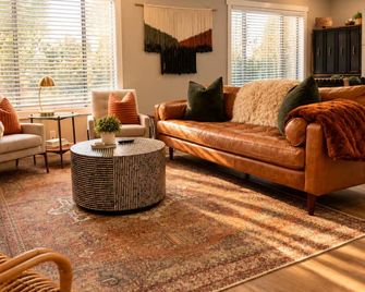 The Tipsy Moon-New Hot Tub-Beautiful Mid-Century Modern Home-20min to Sedona - Cottonwood - Wohnzimmer