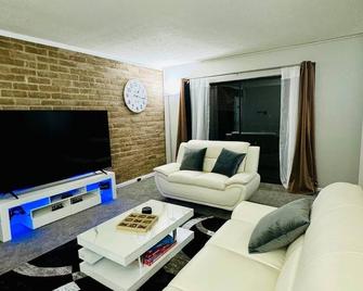 Cozy apartment in superb Monroeville with fitness room, WiFi, AC - Monroeville - Wohnzimmer