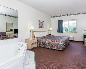 Super 8 by Wyndham Eagle River - Eagle River - Bedroom