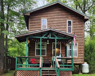 Cozy Cabin Nestled at the base of the Bald Eagle Mtn. - Castanea - Building