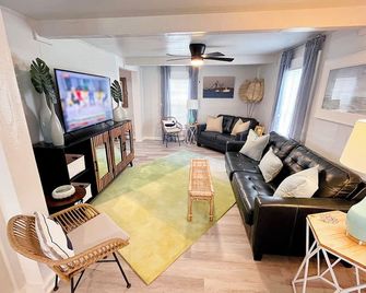 Historical Mattocks House - Waterfront, Downtown Swansboro, Boat Slip - Swansboro - Living room