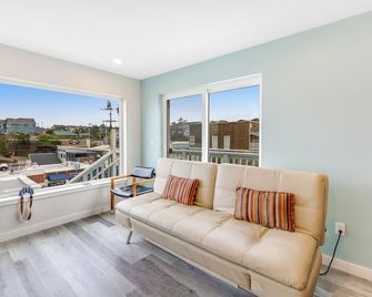 Lovely ocean-view cottage next to Nye Beach access - EV charger on-site - Newport - Living room