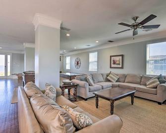 Galveston Resort House - Dazzling Bay Vistas! - Galveston - Ruang tamu