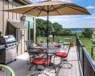 Luxury Vacation Home on Park-like Acreage with Awesome Lake Views! - Wahoo - Balcony