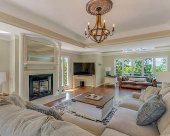 \'Yellowhammer Hill\' - Swimming Pool, Outdoor Ping Pong Table, Badminton Set, Corn Hole. - Cullman - Living room