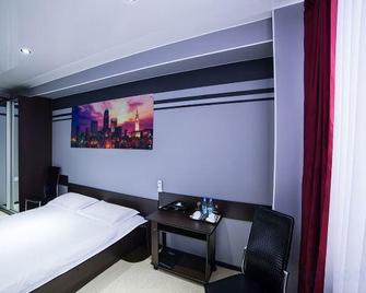 Hotel City - Komsomolsk-on-Amur - Bedroom