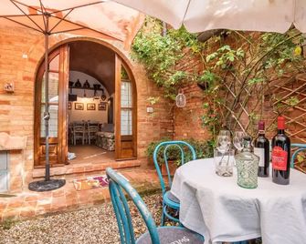 old barn on Via Francigena - Siena - Patio