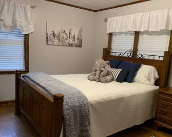 Farmhouse with private lake - Northport - Bedroom