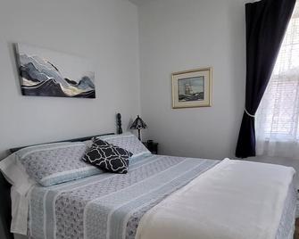 Cozy Jersey Shore Cottage near Sandy Hook Beach - Highlands - Bedroom