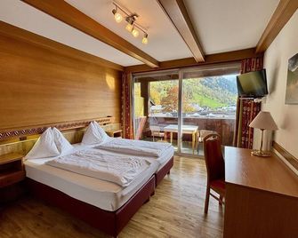 Triple room with shower or bath Bathroom, toilet - Friedrichsburg - באד הופגאשטיין - חדר שינה